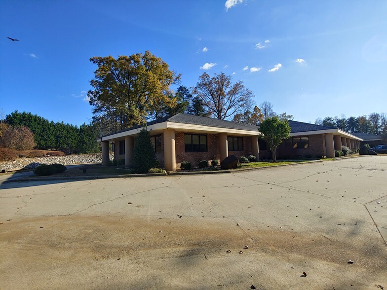 More Photos Of 4270 Piedmont Pky, Greensboro Office For Lease