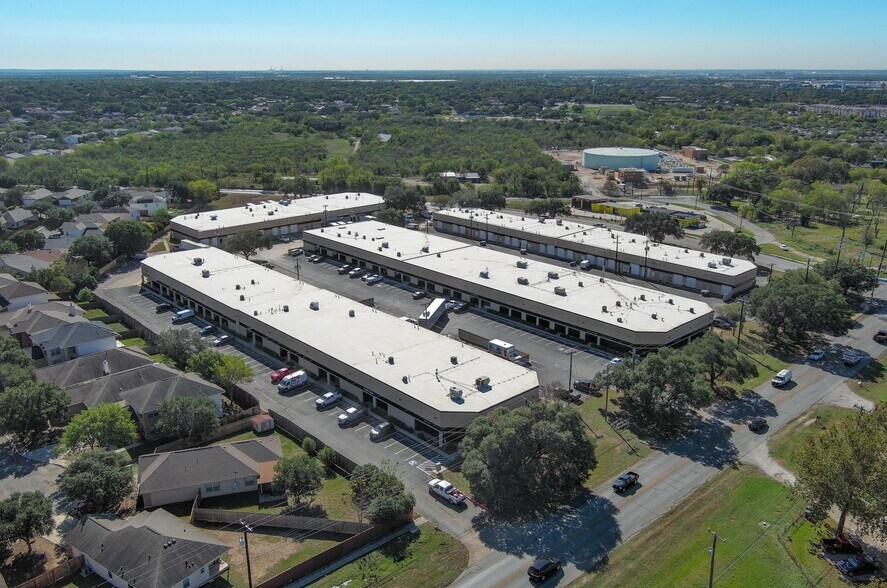 More Photos Of 5626-5648 Randolph Blvd, San Antonio Flex For Lease