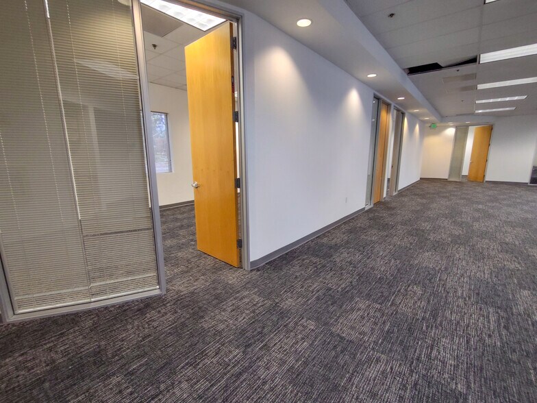 More Photos Of 388 Oakmead Pky, Sunnyvale Service For Lease