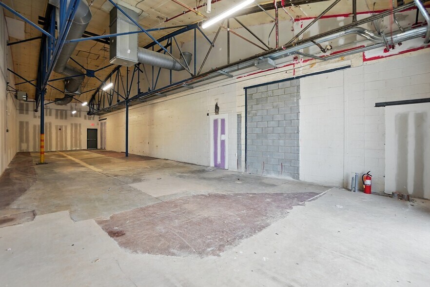 More Photos Of 933 Louise Ave, Charlotte Storefront For Lease