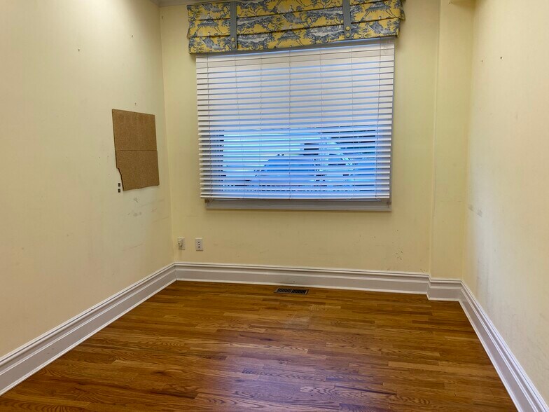 More Photos Of 12 Little Neck Rd, Centerport Storefront Retail Office For Lease