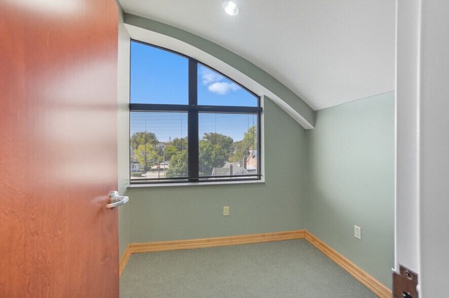 More Photos Of 916-920 W Market St, Lima Medical For Lease