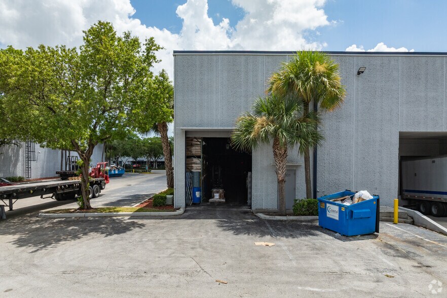 More Photos Of 2301-2329 NW 30th Pl, Pompano Beach Warehouse For Lease