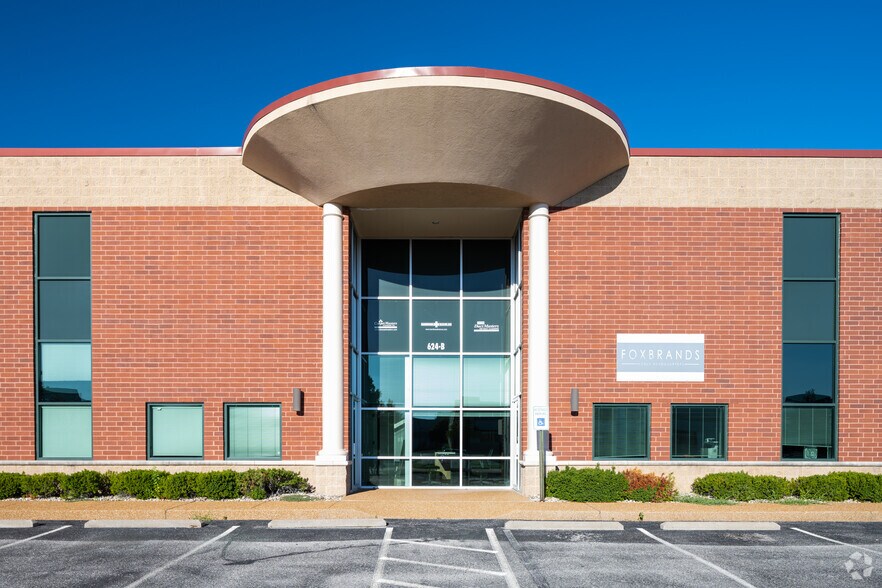 More Photos Of 624 Trade Center Blvd, Chesterfield Light Distribution For Sale