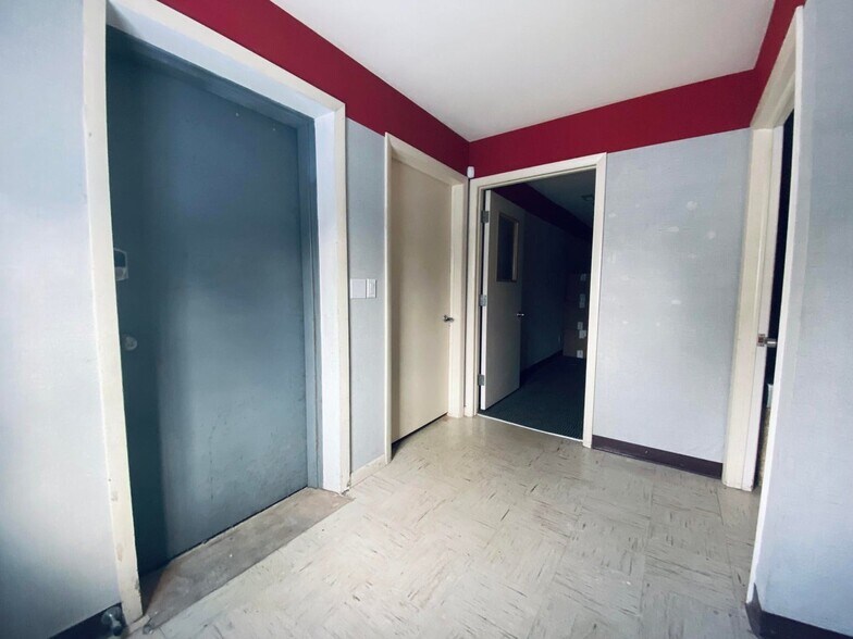 More Photos Of 4230 W Loomis Rd, Greenfield Showroom For Lease