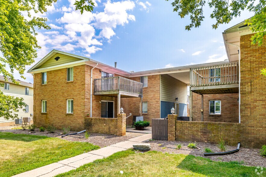 Primary Photo Of 73 Manor Dr, Park View Apartments For Sale