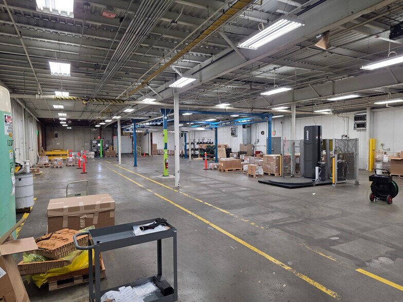 More Photos Of 300 Airport Rd, Ames Warehouse For Lease