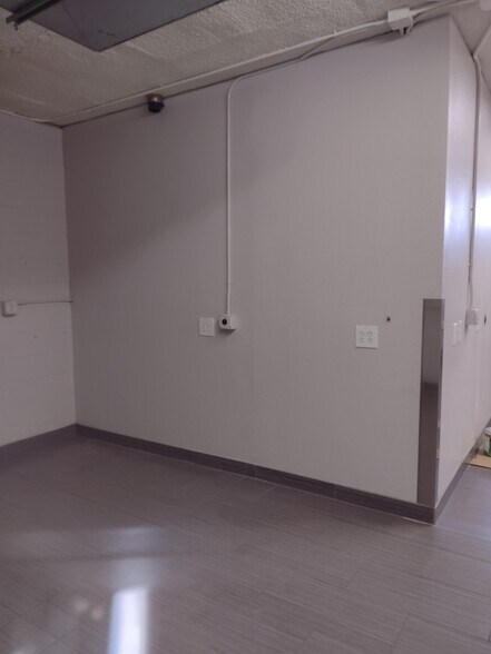 More Photos Of 4165 W Clarendon Ave, Phoenix Manufacturing For Lease