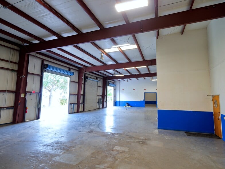 More Photos Of 402 Chairman Ct, DeBary Warehouse For Lease