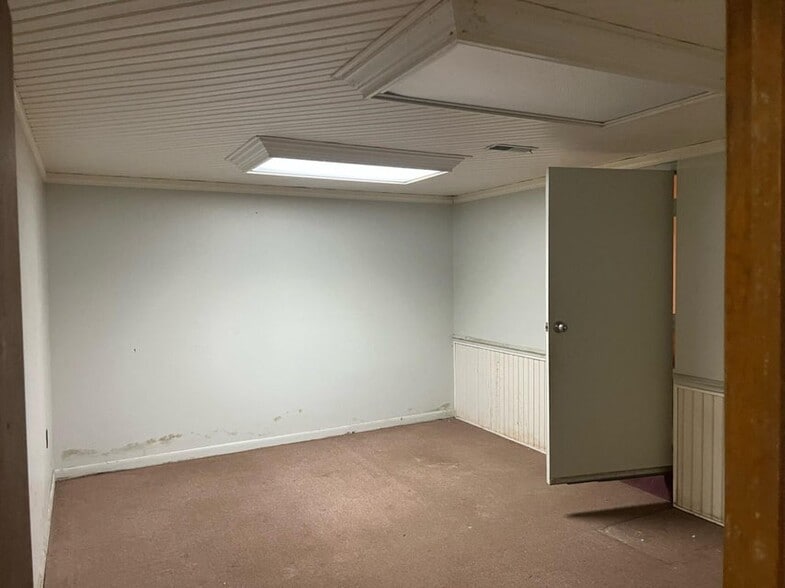 More Photos Of 868 State Route 3 and 12, Hinton Flex For Sale