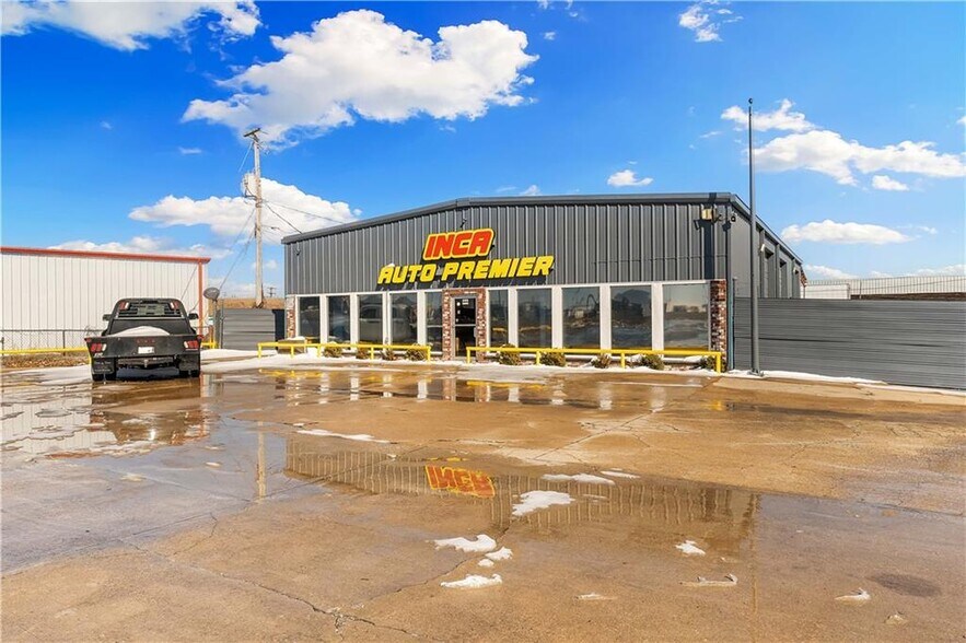 More Photos Of 2105 S Thompson St, Springdale Light Distribution For Sale