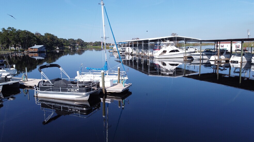 More Photos Of 3900 Peninsula Pt, Sanford Marina For Sale