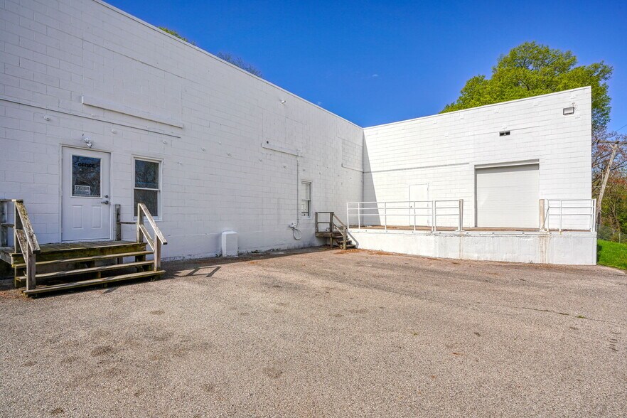 More Photos Of 30-31 S Sycamore St, Springfield Service For Sale