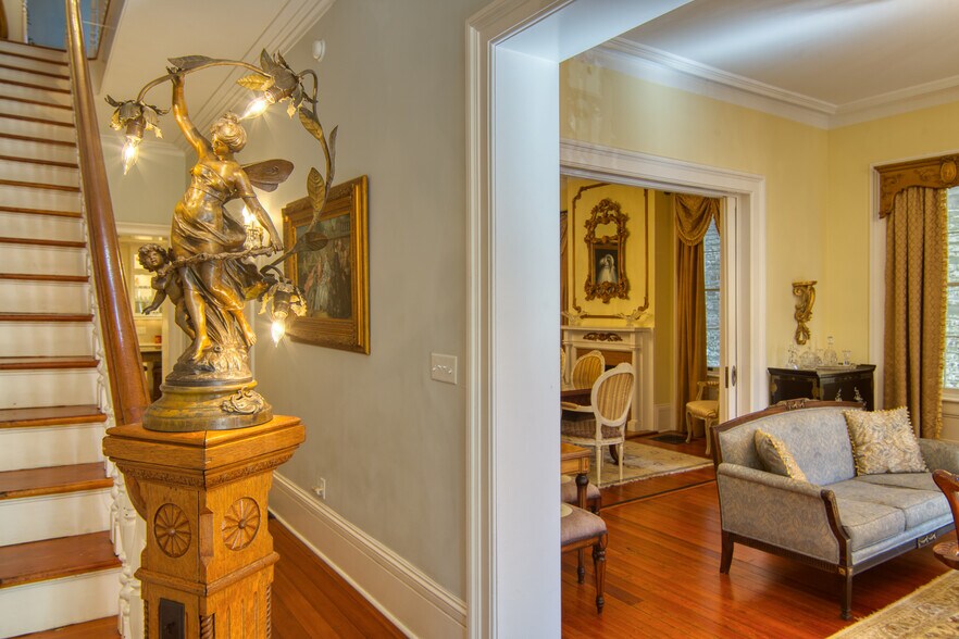 More Photos Of 14 E Taylor St, Savannah Specialty For Sale