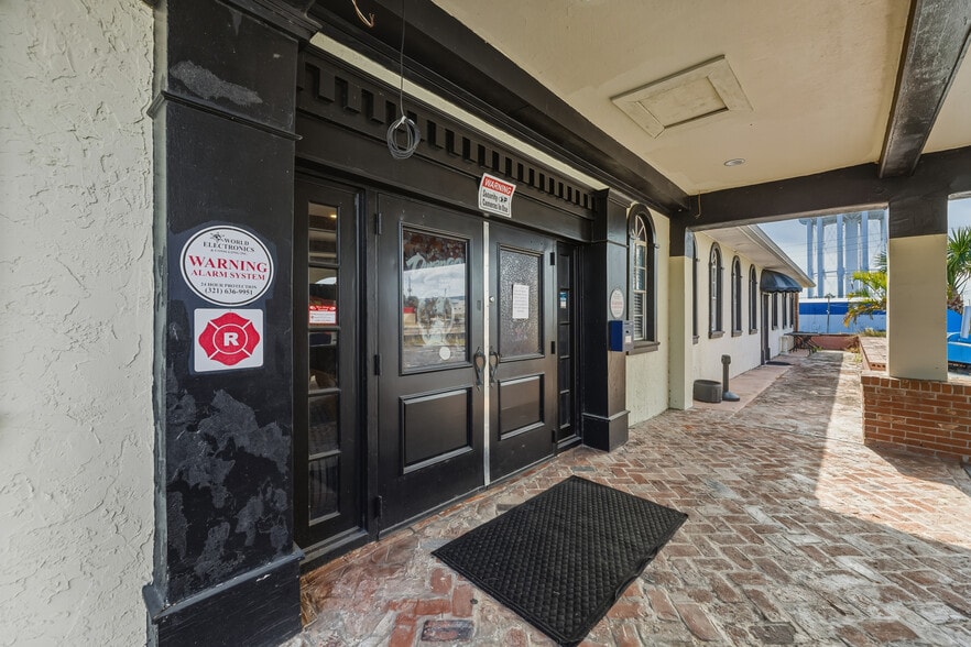 More Photos Of 300 N Cocoa Blvd, Cocoa Restaurant For Lease