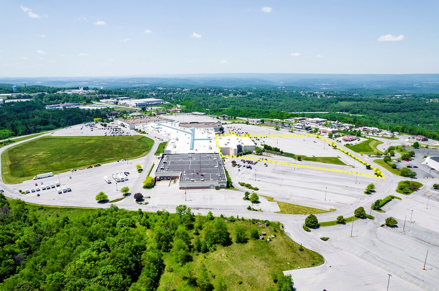 More Photos Of 550 Galleria Dr, Johnstown Department Store For Lease