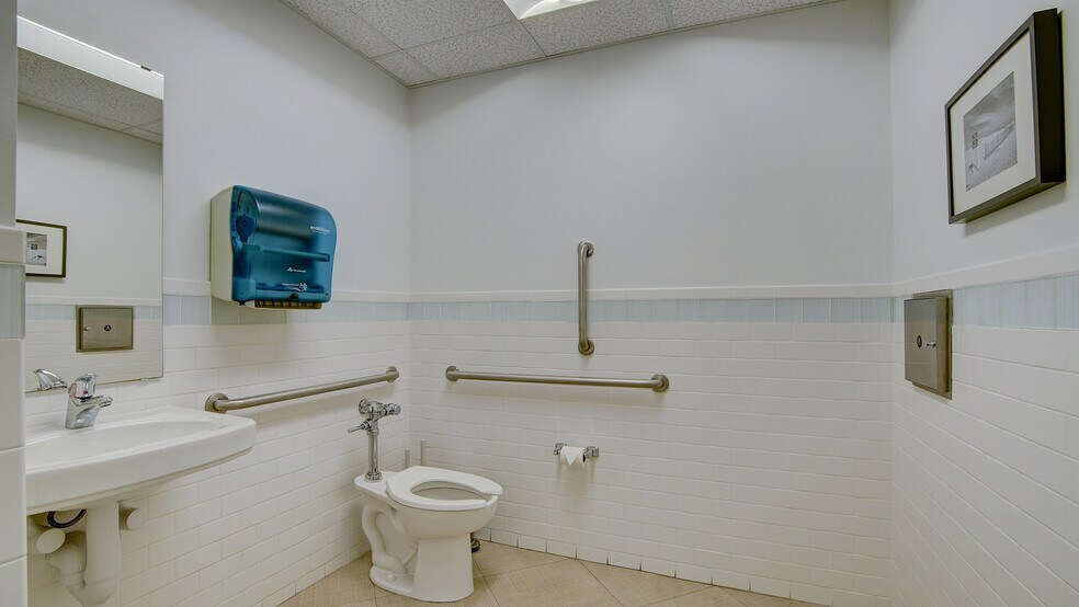 More Photos Of 2 Kings Hwy, Middletown Medical For Lease