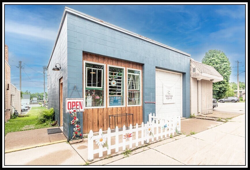 Primary Photo Of 185 E State St, Iola Storefront For Sale