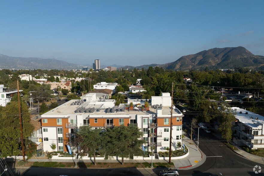 More Photos Of 10555 Bloomfield St, Toluca Lake Apartments For Sale