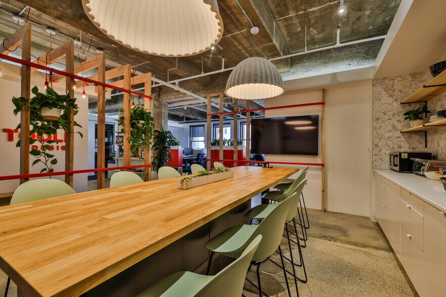 More Photos Of 742-748 S Hill St, Los Angeles Loft Creative Space For Lease