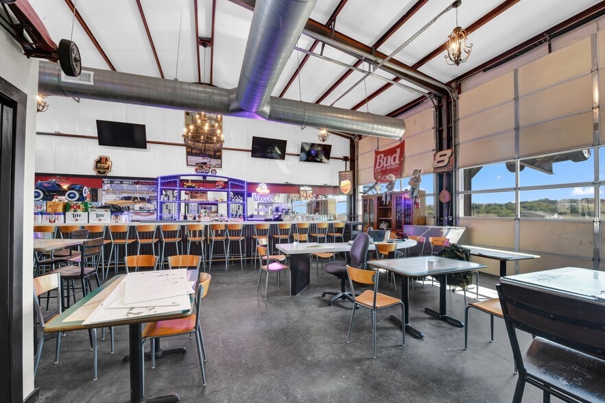 More Photos Of 5989 N FM 51, Weatherford Showroom For Sale