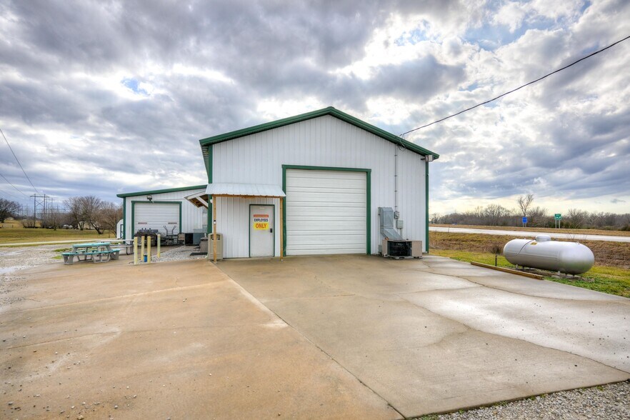 More Photos Of 12619 Nettle Dr, Neosho Specialty For Sale