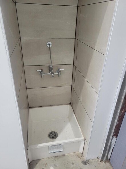 More Photos Of 2209 Blalock Rd, Houston Freestanding For Lease