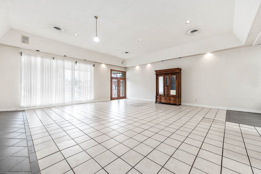 More Photos Of 101 E Monseratte St, El Campo Storefront For Sale