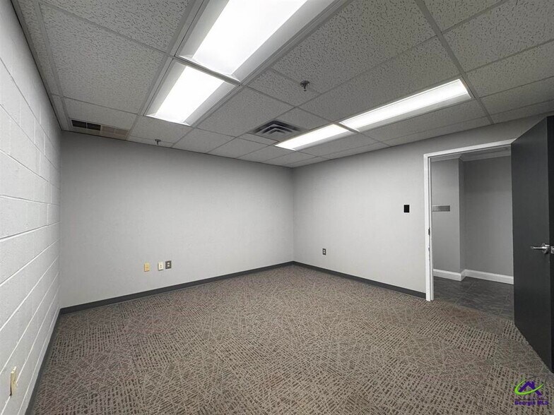 More Photos Of 801 Valley Dr, Perry Distribution For Lease