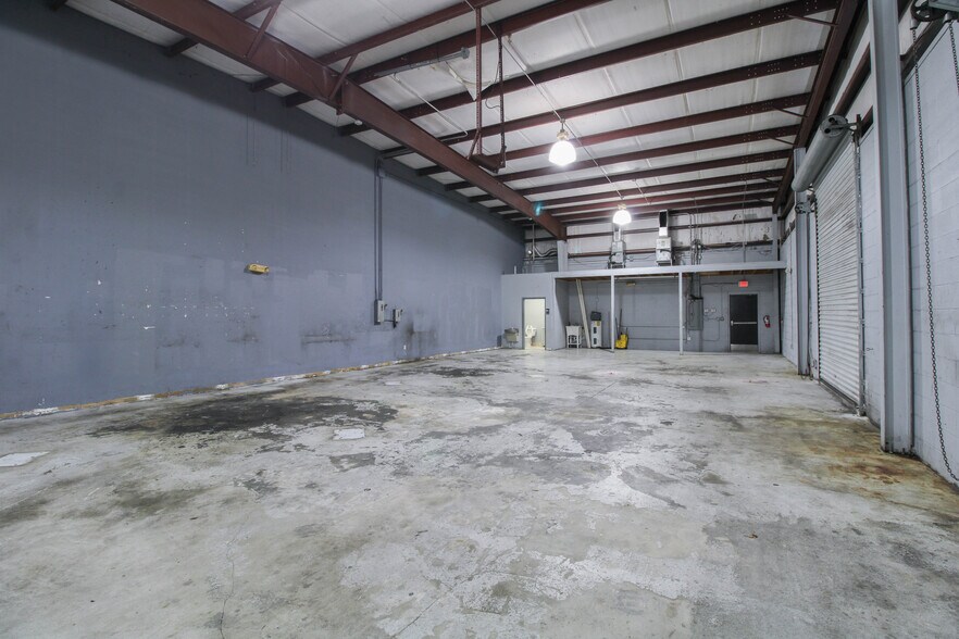 More Photos Of 2350 Us-17-92, Longwood Showroom For Lease