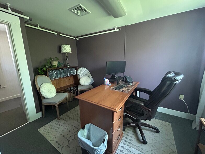 More Photos Of 87 Washington St, Conway Office For Sale