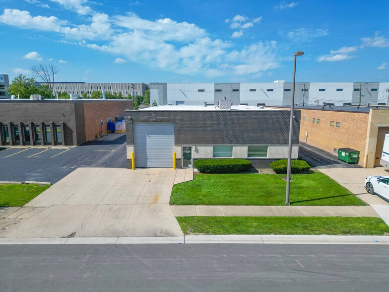 Primary Photo Of 450 Bennett Rd, Elk Grove Village Warehouse For Lease
