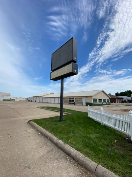 More Photos Of 780 S Chicago St, Geneseo General Retail For Lease