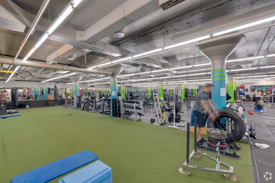 More Photos Of 820 N Orleans St, Chicago Office For Lease