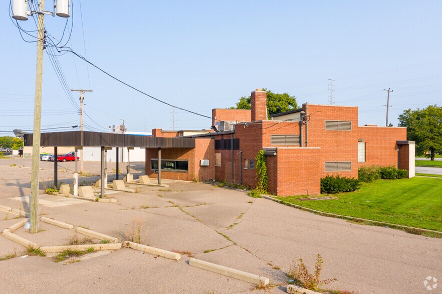 More Photos Of 27637 Grand River Ave, Livonia Bank For Sale