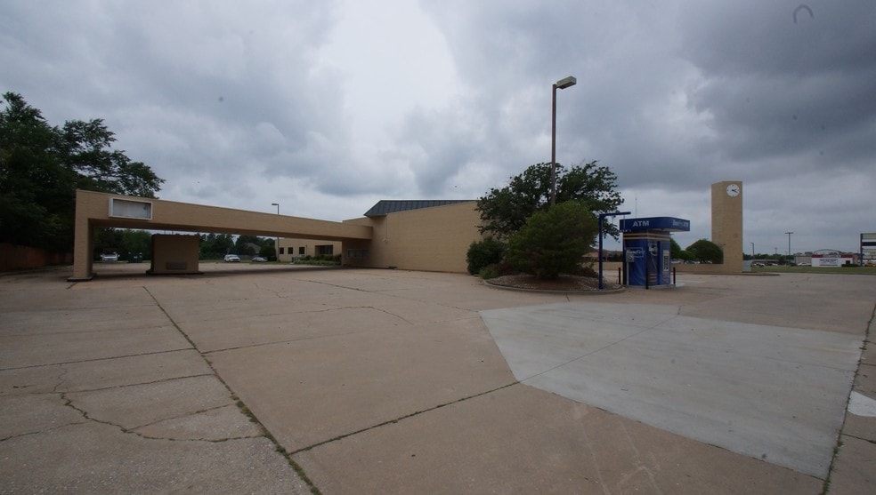 More Photos Of 3200 E Memorial Rd, Edmond Medical For Lease