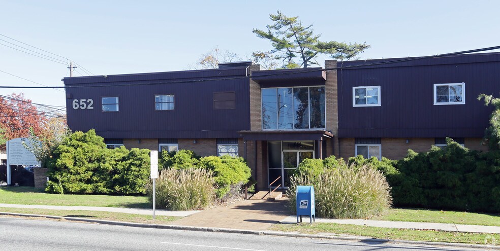 More Photos Of 652 Suffolk Ave, Brentwood Office For Sale