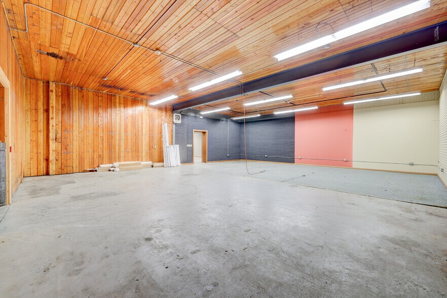 More Photos Of 309 South St, Pella Industrial For Sale