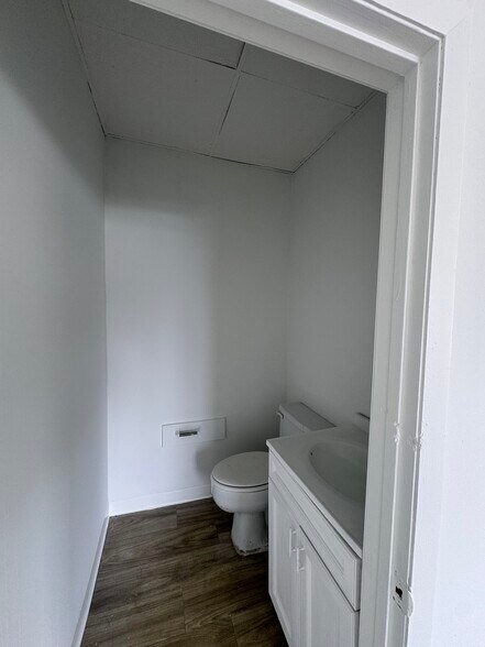 More Photos Of 2317 NE Dixie Hwy, Jensen Beach Storefront Retail Residential For Lease