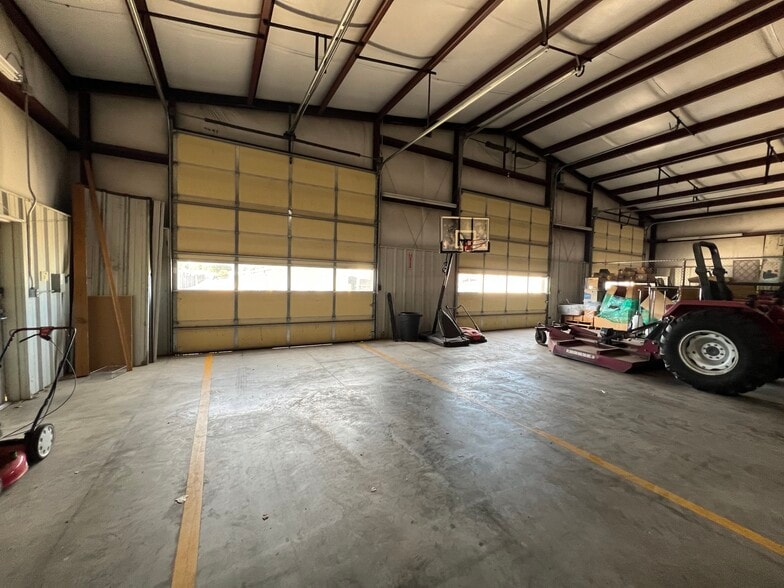 More Photos Of 511 N Elm St, Jenks Warehouse For Lease