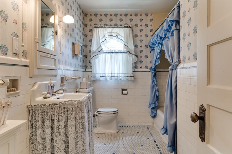 More Photos Of 412 E 13th Ave, Eugene Freestanding For Sale