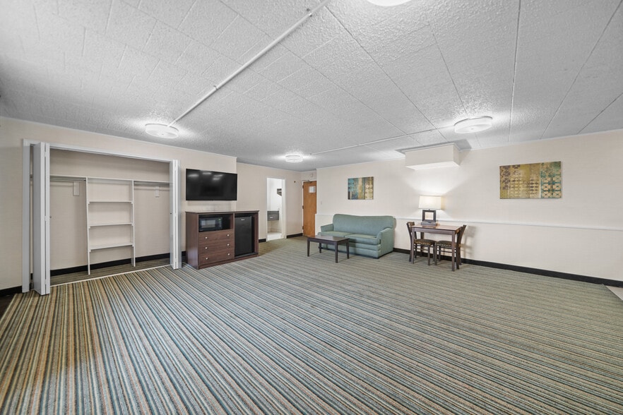 More Photos Of 21700 West Rd, Woodhaven Hotel For Sale