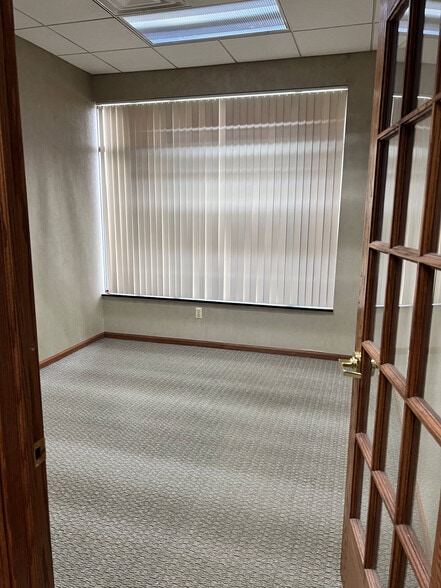 More Photos Of 27750 Middlebelt Rd, Farmington Hills Office For Lease