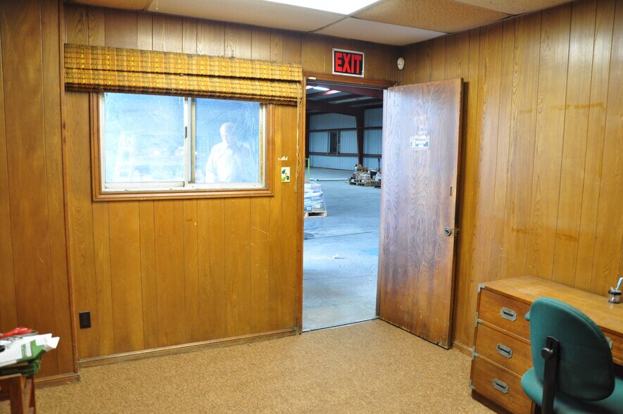 More Photos Of 10210 Fulton St, Houston Warehouse For Sale