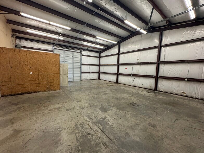 More Photos Of 4910 Roadrunner Rd, Fort Worth Showroom For Lease