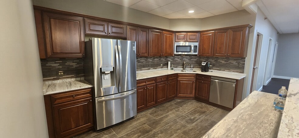 More Photos Of 16001-16009 Executive Dr, Crest Hill Office For Lease