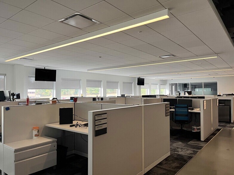 More Photos Of 33 Tech Valley Dr, East Greenbush Flex For Lease