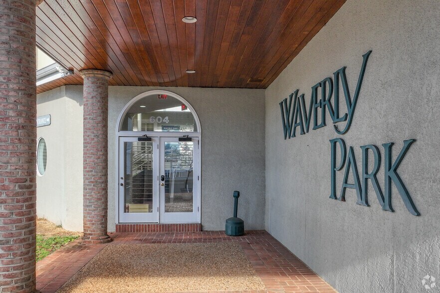 More Photos Of 604 S King St, Leesburg Office For Sale