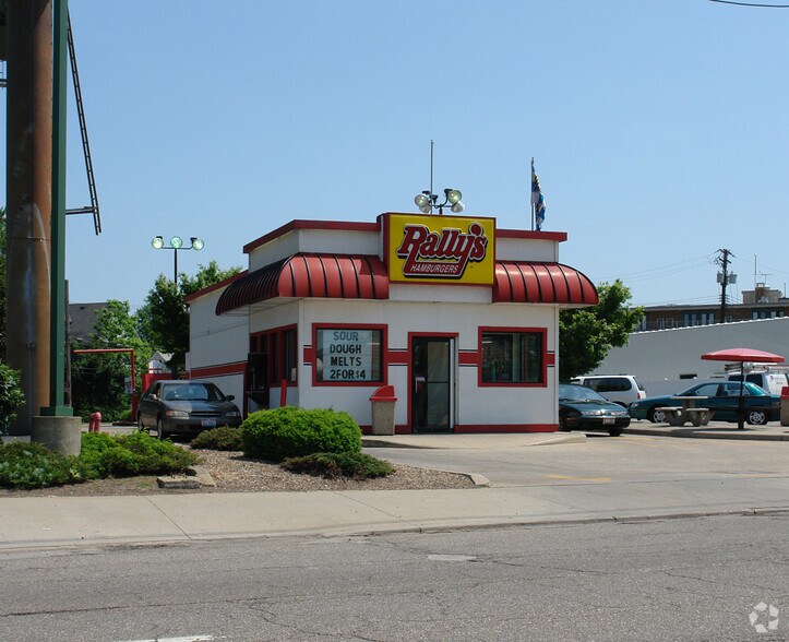 Primary Photo Of 711 E Market St, Akron Fast Food For Lease