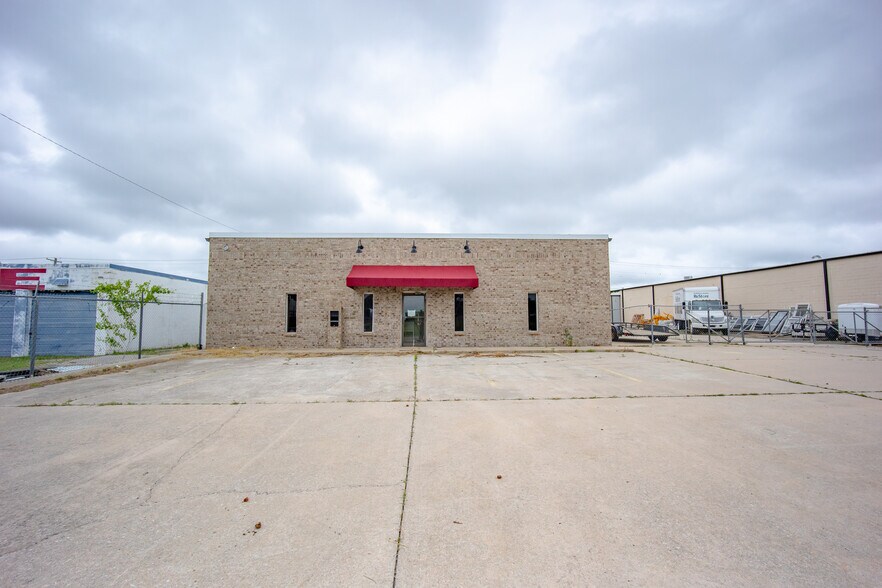 More Photos Of 1835 Industrial Blvd, Norman Warehouse For Sale